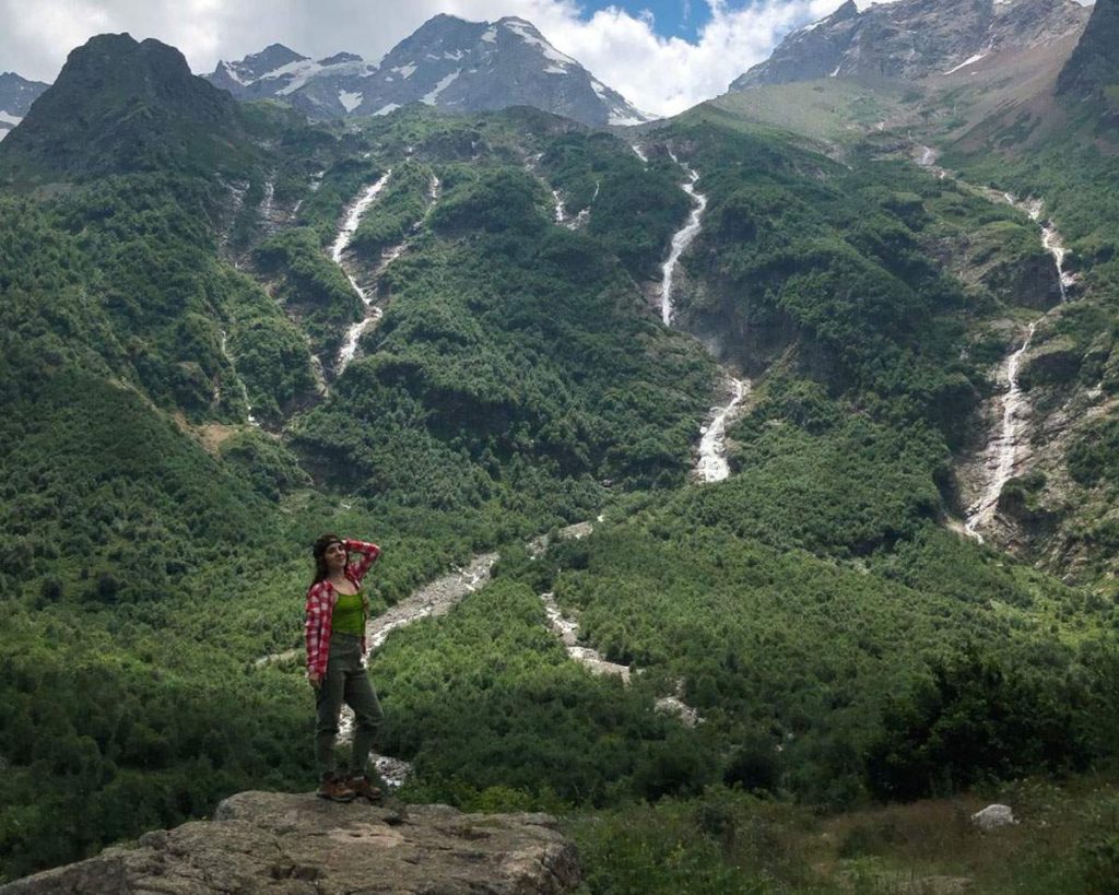 Cascada Tres Hermanas en el Parque nacional Alania, Rusia