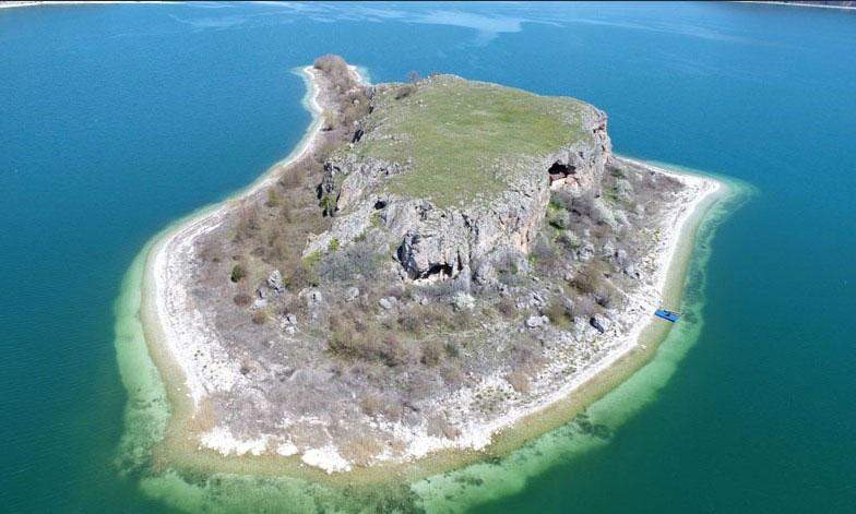 Isla de Maligrad en el Parque Nacional de Prepa en Albania