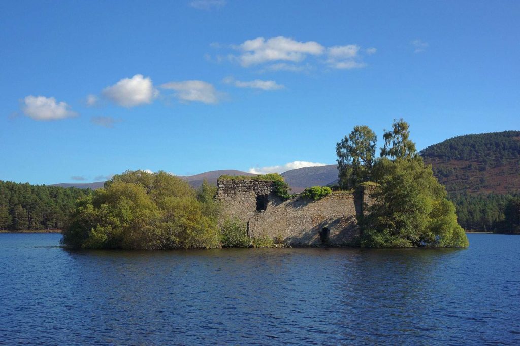 Vista panorámica del lago an Eilean y sus ruinas en Cairngorms, Escocia