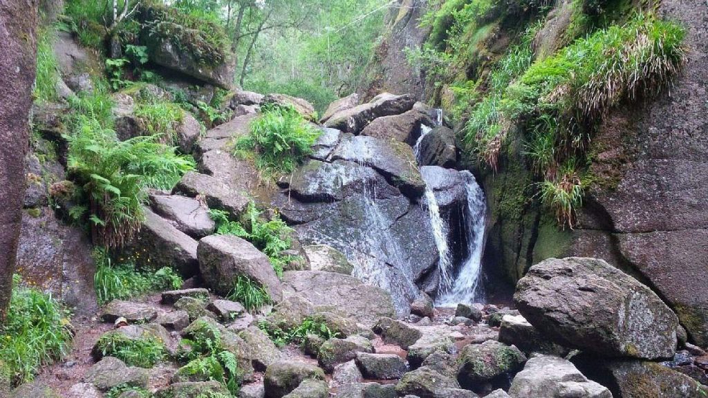 Pequeña cascada de agua en la Reserva Natural Muir de Dinnet