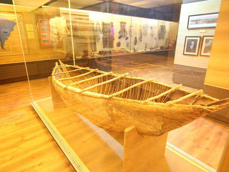 Canoa Kweskar de los Yaganes en el museo de Cabo de Hornos