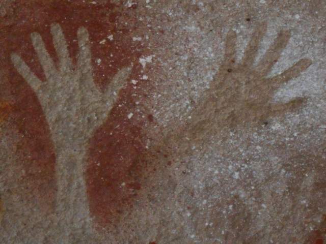 Primer plano del arte rupestre en la Cueva de las Manos