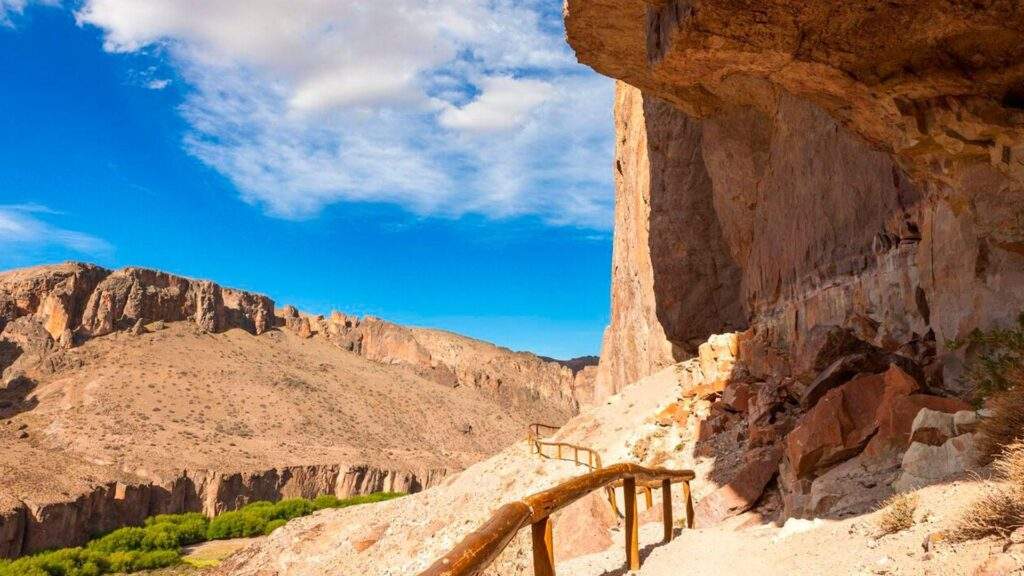 Entrada a la Cueva de las Manos en la Patagonia Argentina