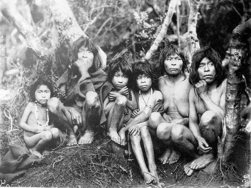 Indígenas Yaganes en el año 1882 - 1883 fotografiados por la misión científica Du Cap Horn