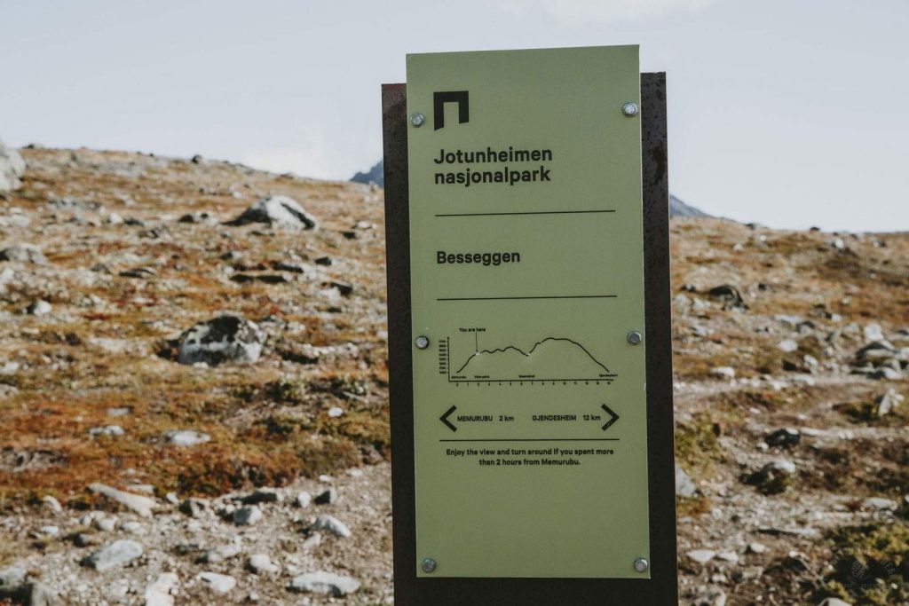 Señal informativa dentro del parque nacional Jotunheimen de Noruega