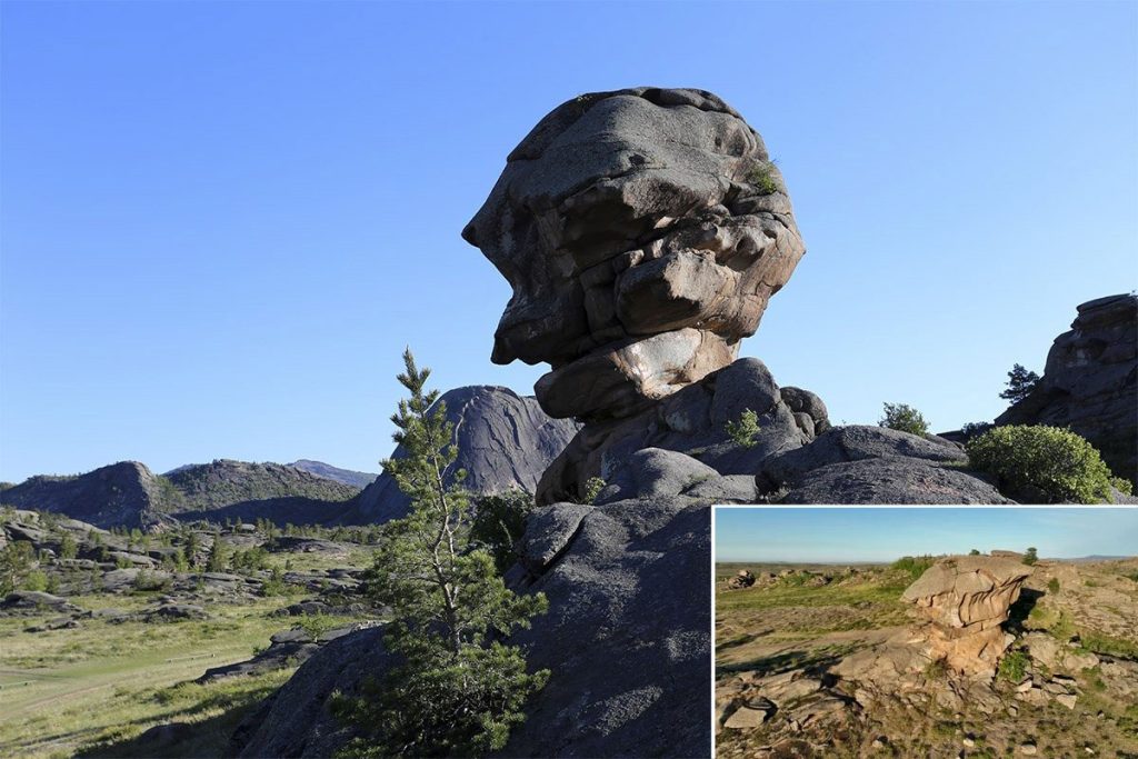 Roca "Kempirtas" y otrs formaciones rocosas en el parque nacional Bayanaul, Kazajistán