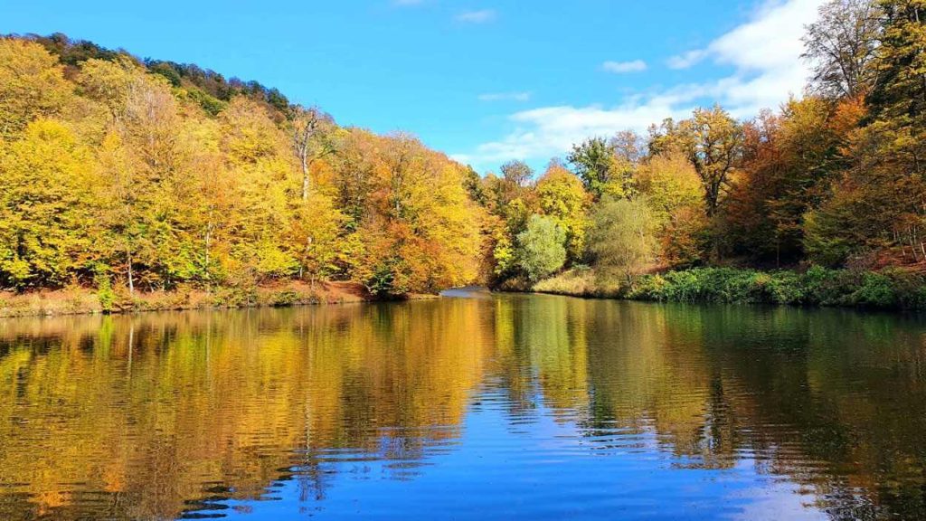 Lago Parz en el Parque Nacional Dilijan, Armenia