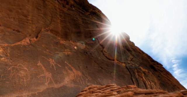 Pinturas rupestres verticales en el Parque Nacional Tassili n'Ajjer