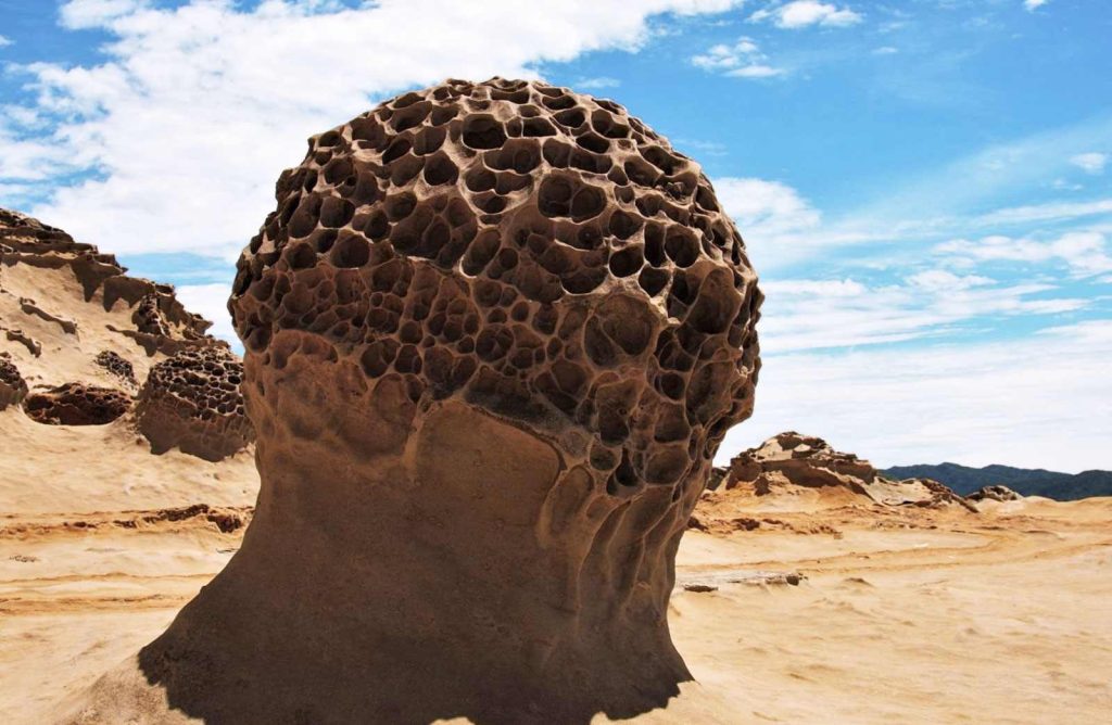 Roca con forma de hongo en el Geoparque Yehliu en Kenting, Taiwán