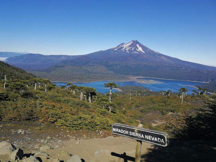 Volcán Sierra nevada de Chile desde el mirador