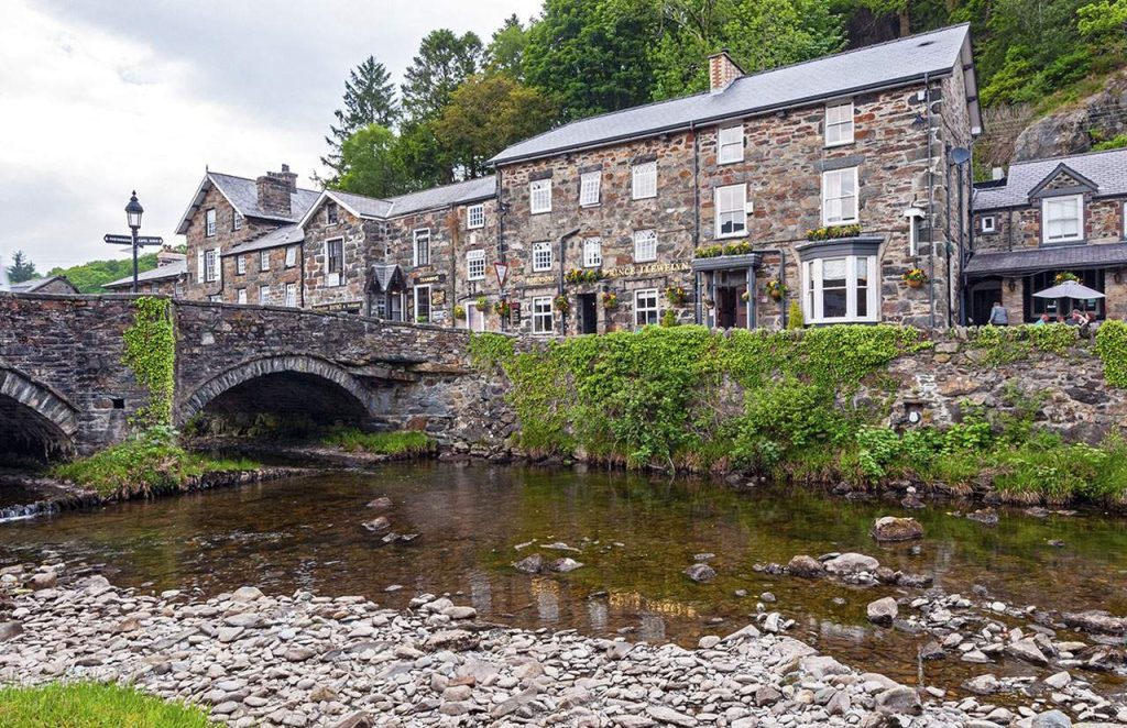Beddgelert - Village pittoresque niché au cœur du parc national de Snowdonia, au Pays de Galles, connu pour ses rues charmantes, ses ponts historiques et ses environs naturels magnifiques.