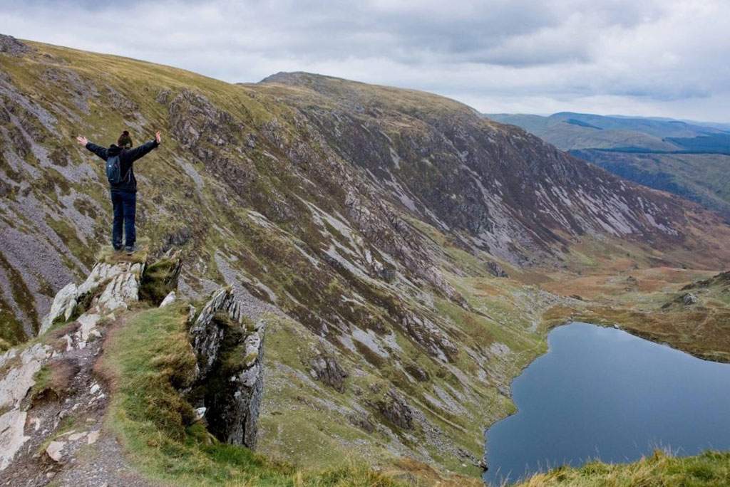 Route vers Cadair Idris, le sommet du parc national de Snowdonia, au Pays de Galles, offrant des vues magnifiques et des sentiers pour les randonneurs les plus aventureux.