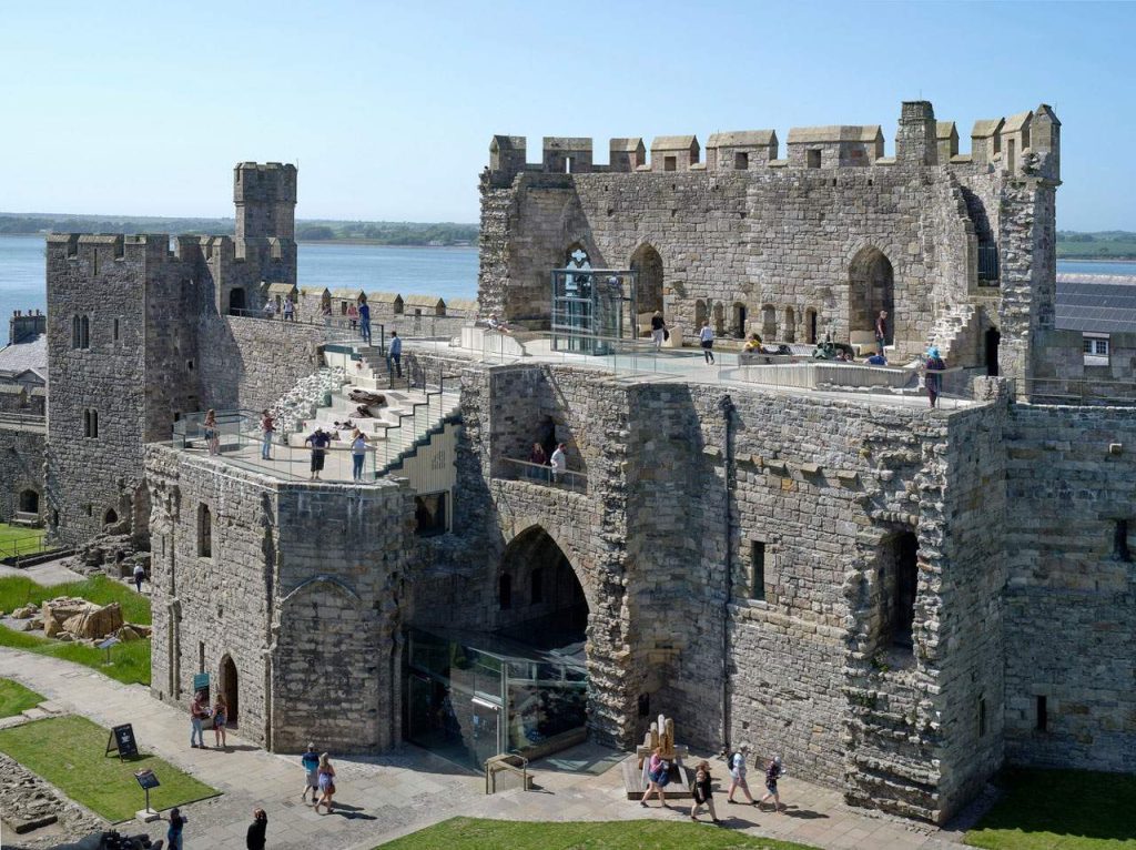 Visite du château de Caernarfon, construit par le roi Édouard Ier d'Angleterre dans la ville de Caernarfon, dans le nord du Pays de Galles