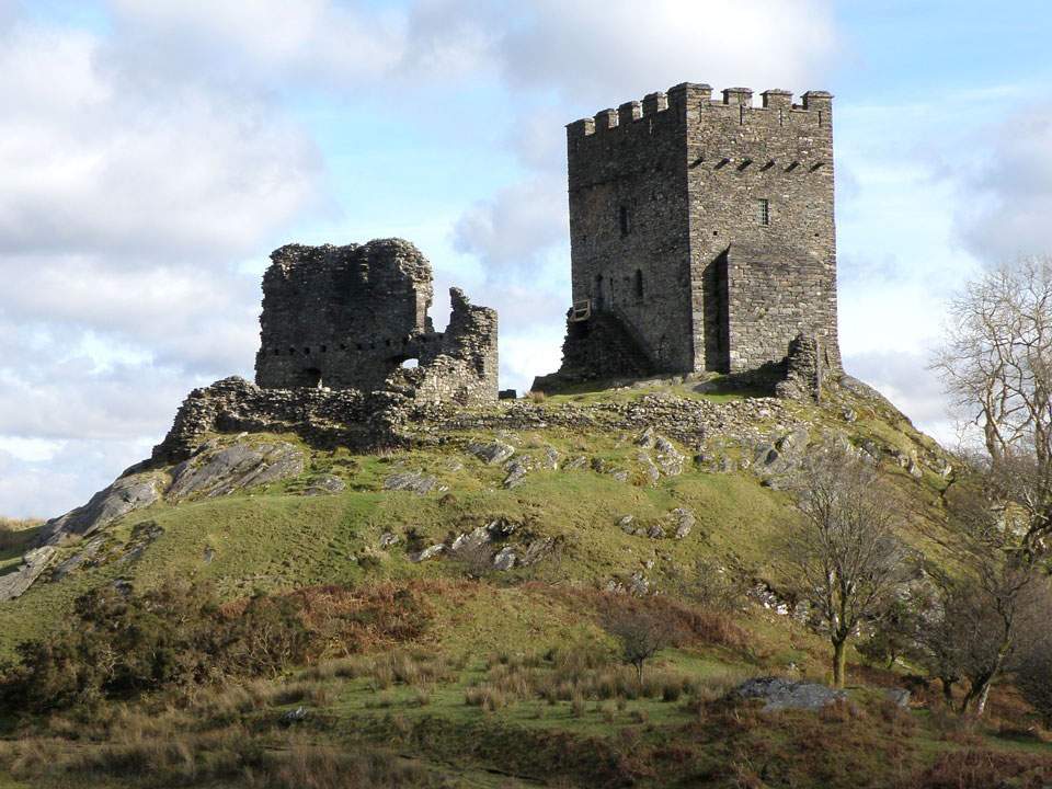 Vue panoramique du château de Dolwyddelan - Forteresse médiévale perchée au sommet d'une colline à Snowdonia, au Pays de Galles, offrant des vues panoramiques sur le paysage environnant et un aperçu de la riche histoire du Pays de Galles.