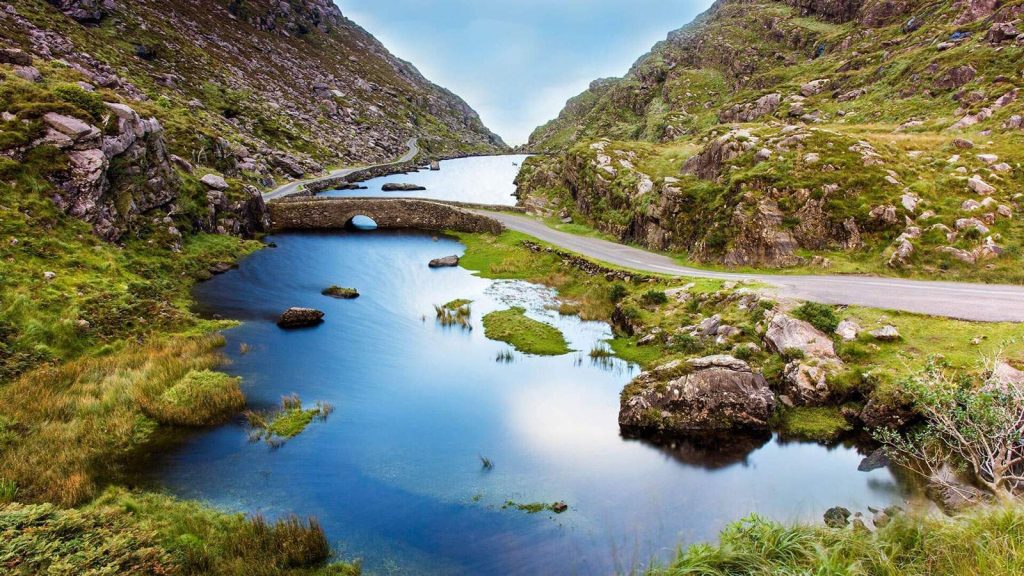 Randonnée à travers le Passage de Dunloe, traversant le col de montagne étroit entre le nord et le sud du comté de Kerry, Irlande