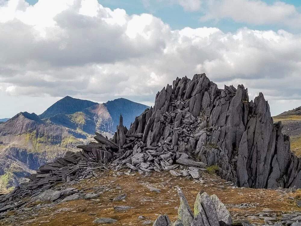 Glyders, Eryri - Vue impressionnante des imposantes montagnes Glyderau dans le parc national de Snowdonia (Eryri), au Pays de Galles. Les sommets escarpés et les formations rocheuses offrent un spectacle naturel magnifique, attirant les amateurs de randonnée et les amoureux de la nature.