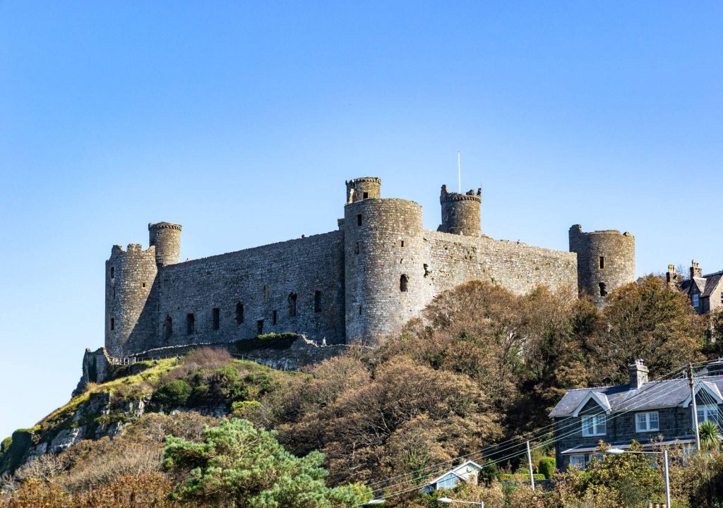 Vue panoramique du château de Harlech au Pays de Galles (Castell Harlech), une fortification médiévale de Grade I sur une colline rocheuse près de la mer d'Irlande. Construit par Édouard Ier entre 1282 et 1289.