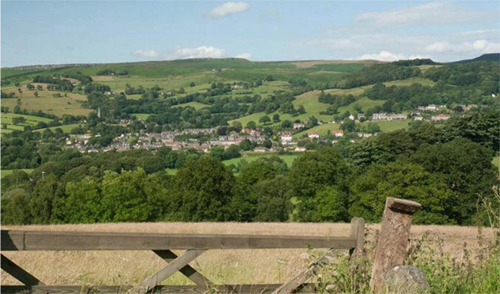 Vue panoramique de Hathersage, un village dans le comté de Derbyshire, en Angleterre (Royaume-Uni).