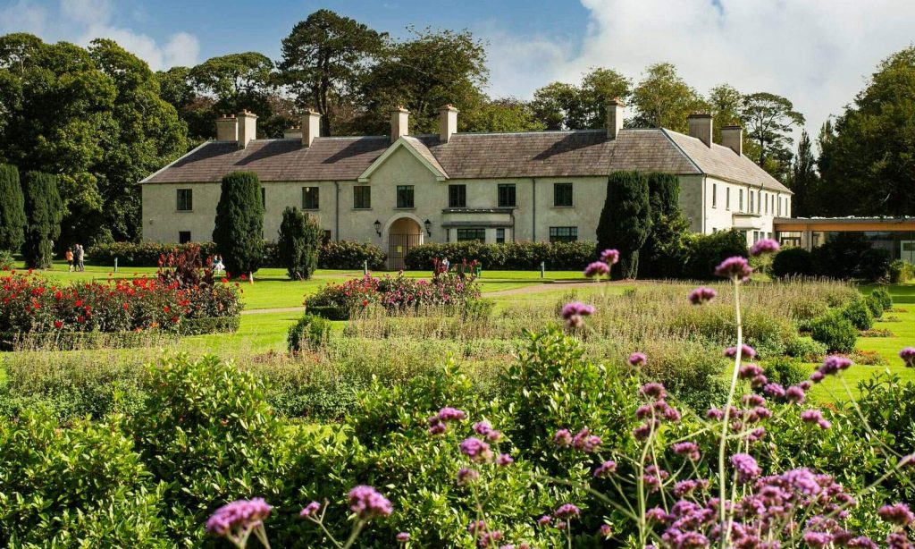 Maison et Jardins de Killarney, une maison de campagne irlandaise dans le comté de Kerry. Site historique construit par la reine Victoria lors de sa visite en Irlande en 1861.