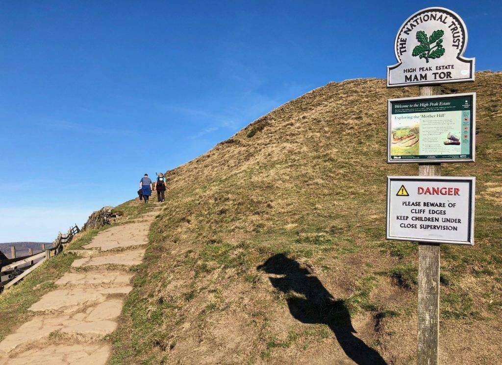 Des escaliers menant à Mam Tor, une colline de 517 mètres (1 696 pieds) près de Castleton dans le High Peak de Derbyshire, Angleterre.