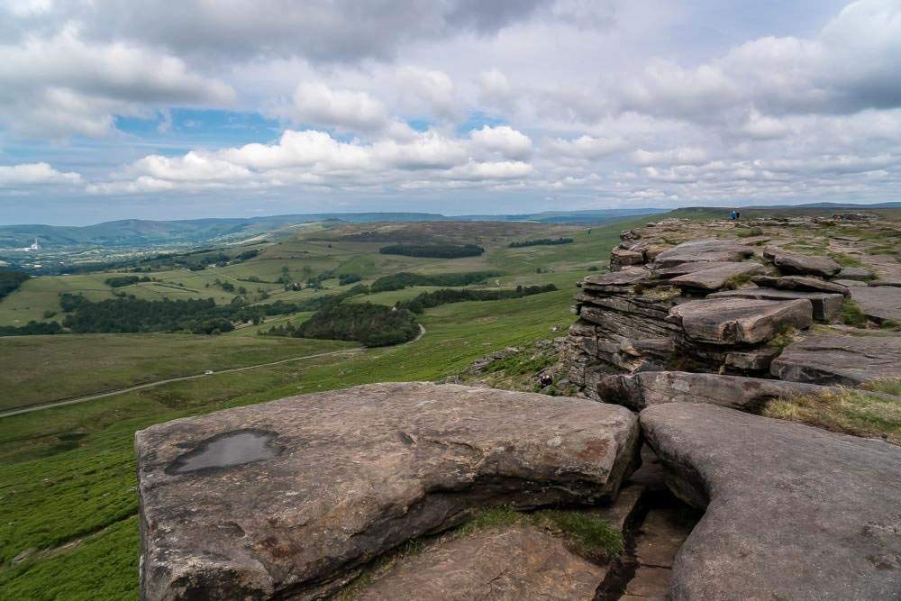Les vues depuis le sommet de Stanage Edge (Stone Edge) dans le parc national du Peak District, en Angleterre. Un site d'escalade situé au nord de Hathersage.