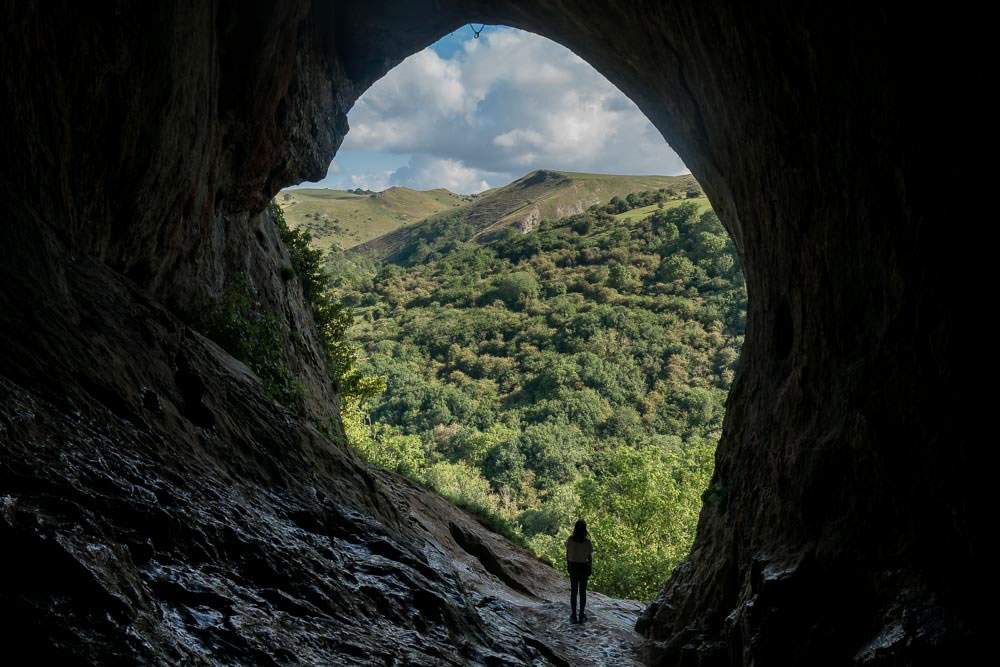 Vue depuis l'intérieur de la grotte de Thor (Thor's Cave), également connue sous le nom de grotte de Thor ou de grotte de Thyrsis, située dans la vallée de la Manifold dans le White Peak dans le Staffordshire, Angleterre. Grotte karstique.