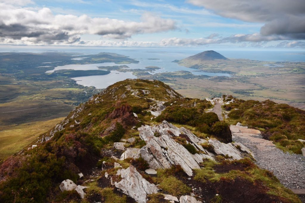 Les montagnes du Connemara : Benbaun, Bencullagh, Benbrack, et Muckanaght