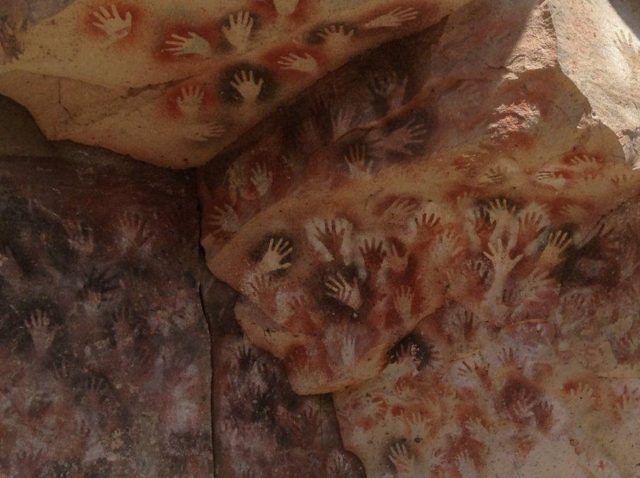 Mural con arte Rupestre en la Cueva de las Manos