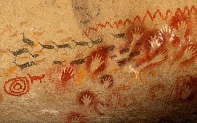 Pintura de manos y animales en la Cueva de las Manos