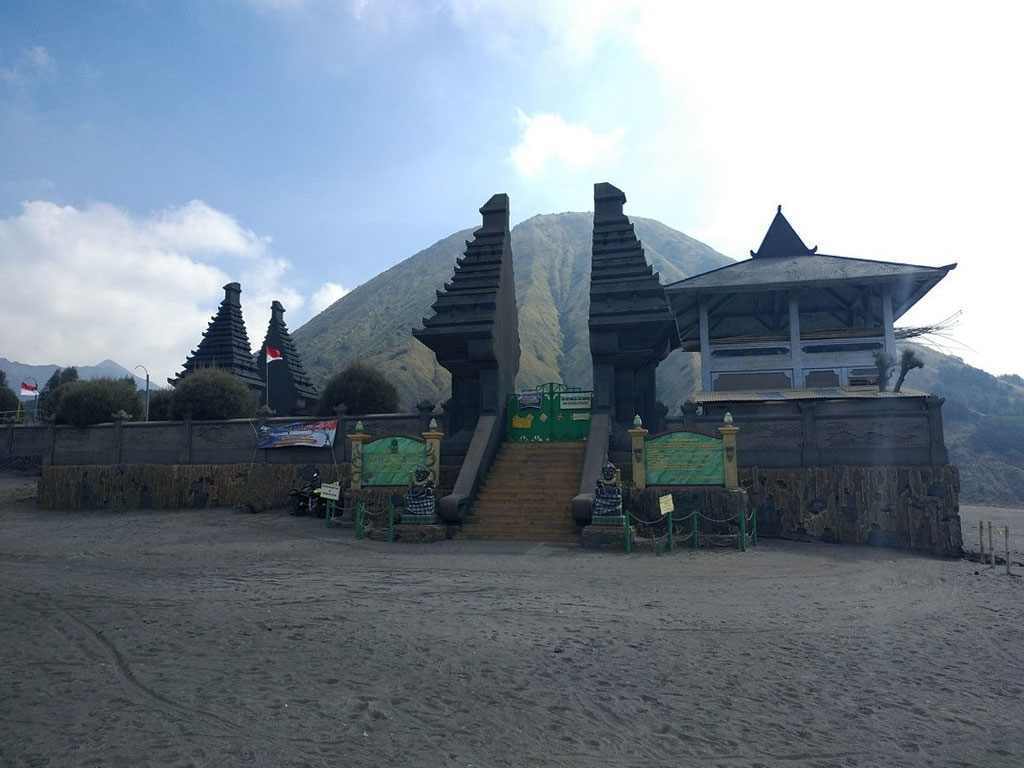 Hindu temple Pura Luhur Poten in Java, Indonesia